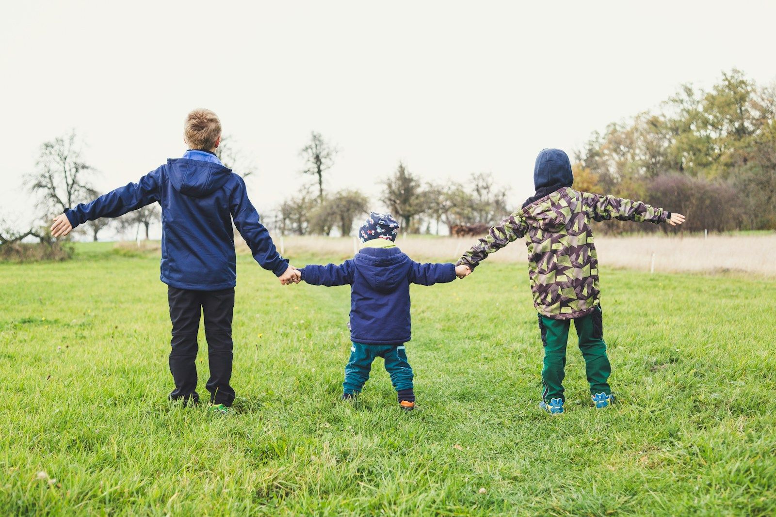 photo enfants qui se tiennent la main