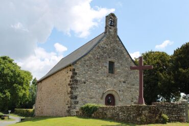Chapelle Saint-Blaise vue de l'extérieur avec croix.