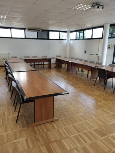 Photo représentant la salle du conseil municipal au sein de la mairie