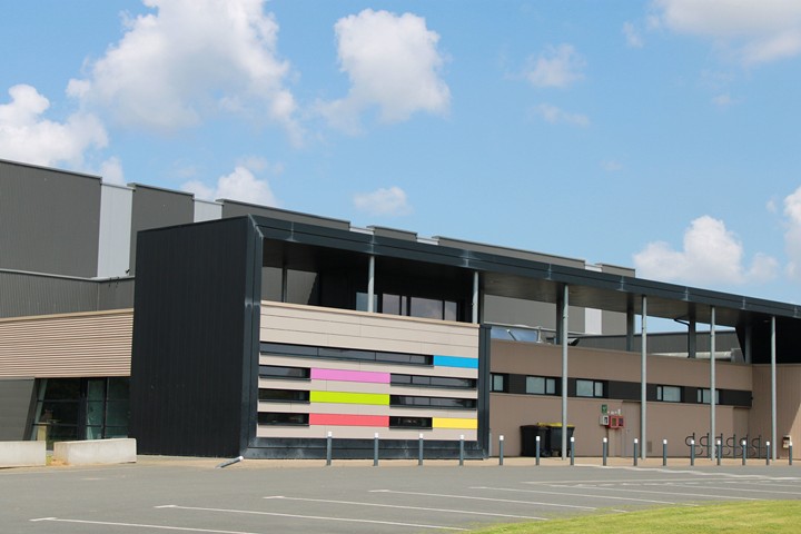 Salle des sport vue de l'extérieur.