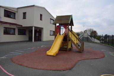 Structure de jeu situé au nouveau groupe à l'école publique