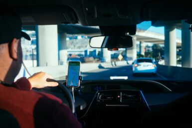 personne qui conduit une voiture