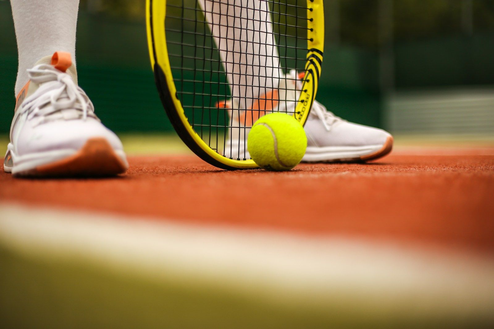 personne qui joue au tennis