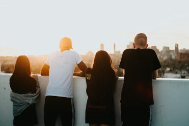 photo de jeunes qui regardent un couché de soleil