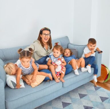photos d'enfants avec leur mère sur la canapé