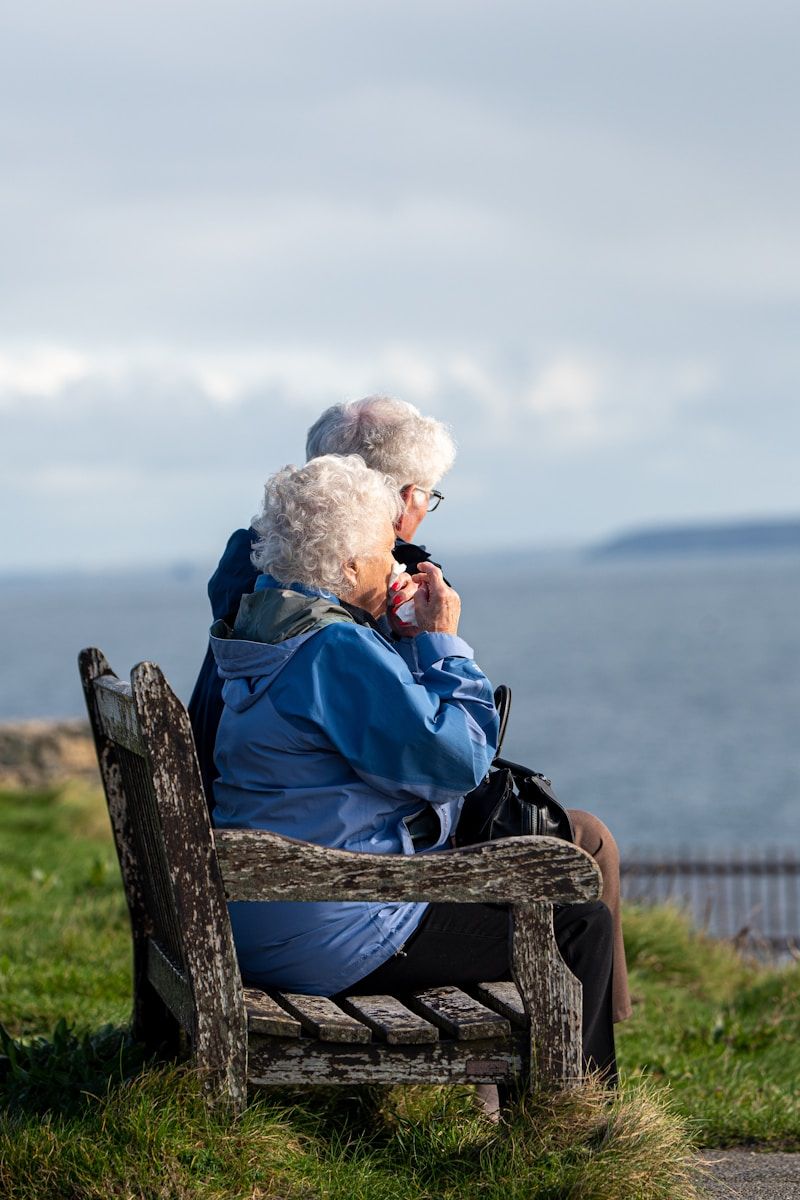 photo de personnes âgées assises sur un banc
